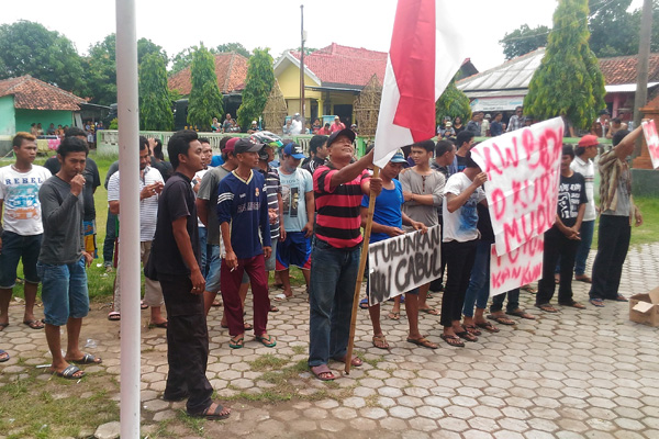 Warga Demo, Tuntut Kuwu Desa Waruroyom Mundur