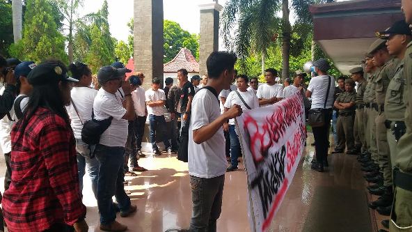 Buntut Sogokan di RSUD Arjawinangun, Massa Demo Minta Sunjaya Mundur