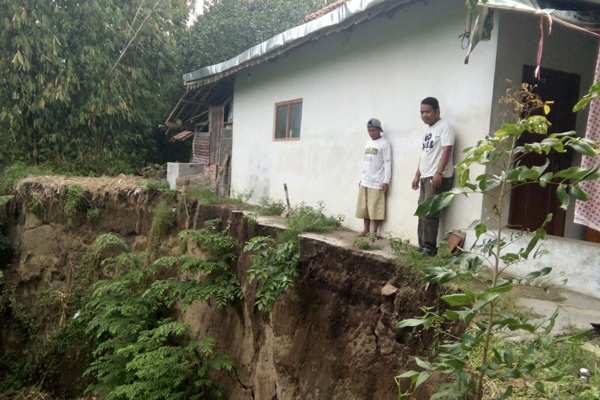 Rumah di Desa Sepat Tergerus Sungai Ciwaringin