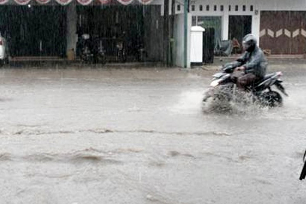 Saluran Tersumbat, Jalan Jatiwangi Rawan Banjir