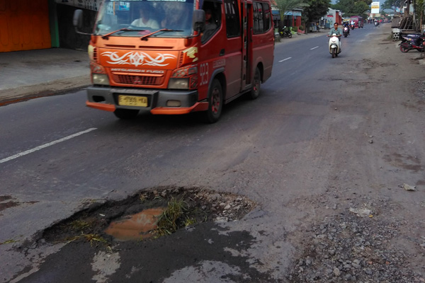 Waspada Ranjau Lubang Jalur Tengah Sumberjaya