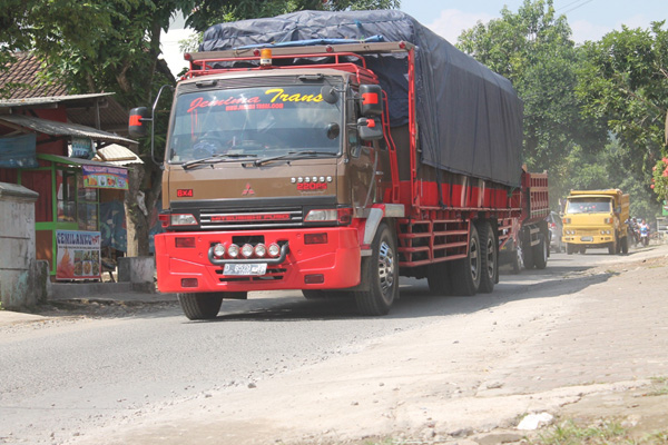 Truk Berat Ini Penyebab Jalan Leuwimunding-Palasah Rusak Parah