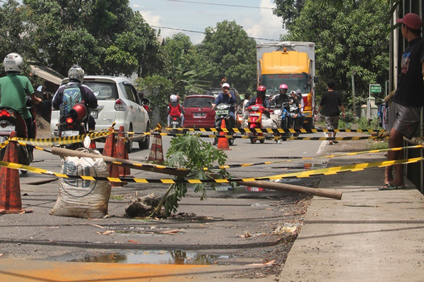 Jembatan Palasah Jebol, Jalur Cirebon-Bandung Terancam Putus