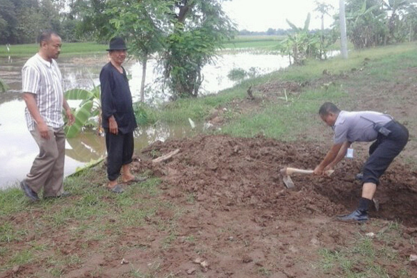 Sawah Petani Terendam, Kapolsek Ligung Bongkar Penutup Saluran