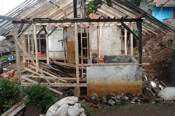 TNI, Polisi dan Warga Bantu Perbaiki Rumah Korban Longsor