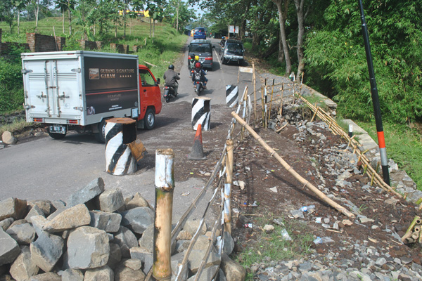 Kondisi Jalan Amblas di Bantarujeg Makin Parah