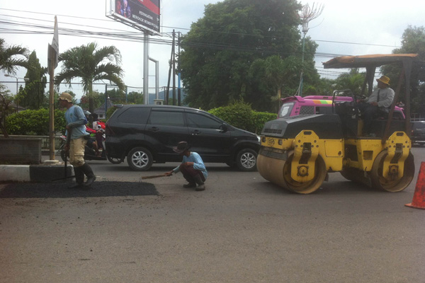 Merata di Majalengka,  Jalan Berlubang dan Mulai Tambal Sulam