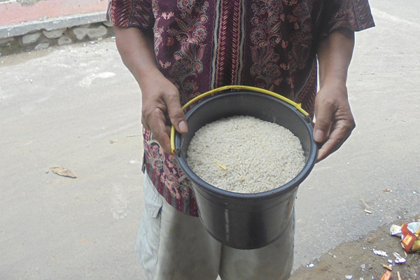 Tradisi Beras Perelek Bantu Kas RW di Jatiwangi