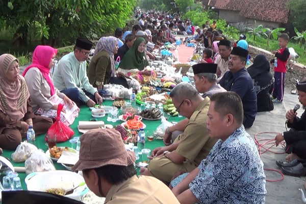 Warga Putridalem Lakukan Sedekah Bumi Sambut Masa Tanam