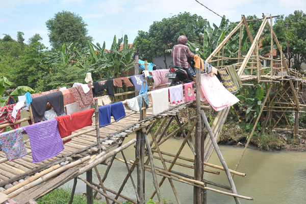 Takaut Roboh, Warga Tengahtani dan Weru Minta Jembatan Permanen