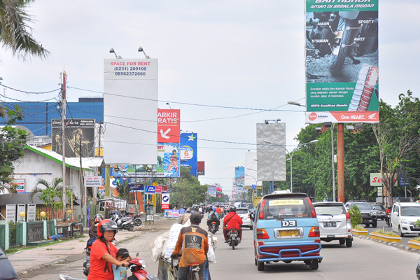 Pemkot Cirebon Gagal Tertibkan Reklame Ilegal