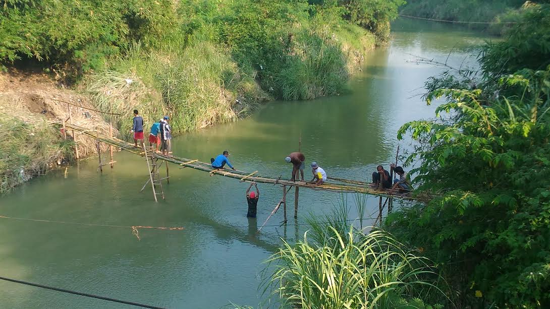 Warga Asjap Bangun Jembatan Darurat di Sungai Cimanis