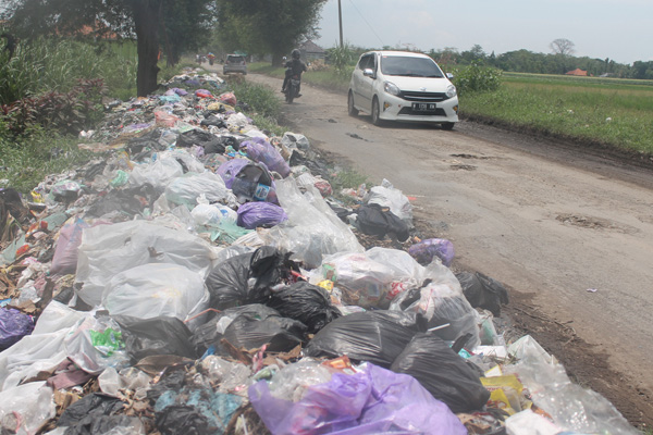 Sampah Menggunung di Pinggir Jalan Serang-Babakan