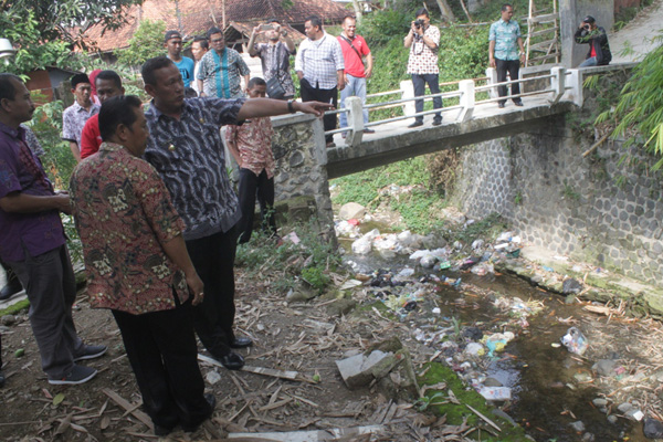 Bupati Kuningan Marah, Lihat Sungai Penuh Sampah