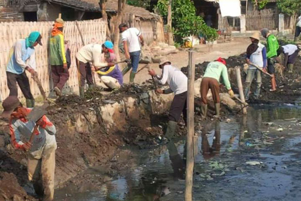 Cegah Banjir, Masyarakat Desa Ilir Normalisasi Sungai dan Saluran
