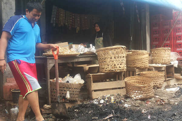 Tanah Galian Proyek SPAL Pasar Patrol Ganggu Pedagang