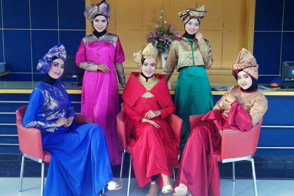 Meti Agustin Eksplorasi Songket; Pilih Kombinasi dengan Soft Velvet