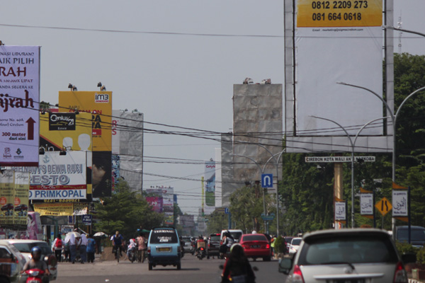 Penertiban Reklame Ilegal Nunggu ”Lebaran Kuda”