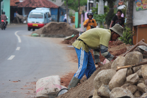 Material Perbaikan Separator Bahayakan Pengguna Jalan