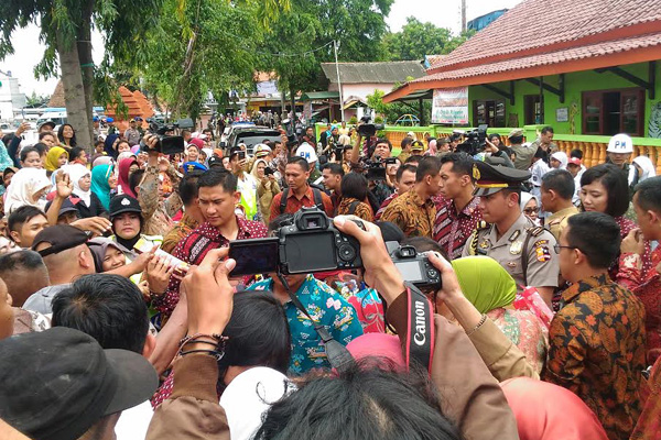 Tiba di Palimanan, Ibu Iriana Bagikan Buku 