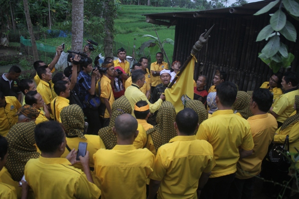 Unik, Pelantikan Pengurus DPD  Golkar Kuningan Dilaksanakan di Depan Gubuk