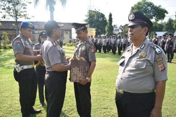 Kapolres Cirebon Berikan Penghargaan 19 Anggotanya yang Pensiun