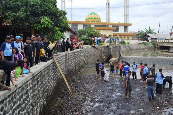 300 Pendekar Silat Bersama Warga Bersihkan Kali Citamba Kuningan