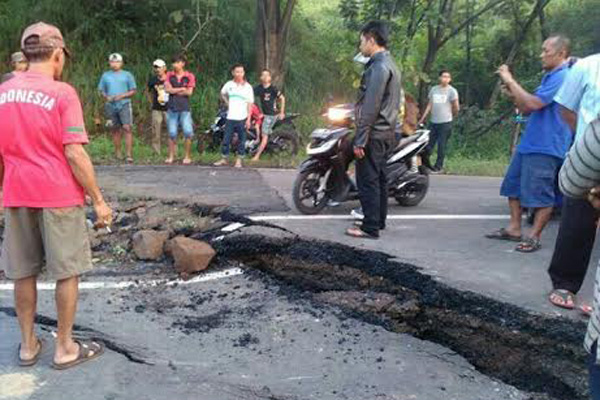 Jalan Tomo Amblas, Cirebon-Bandung Putus Total