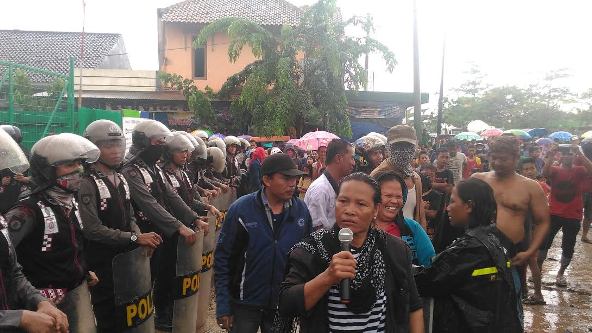 Warga Kanci Ajak Tanam Kacang di Lokasi Proyek PLTU 2