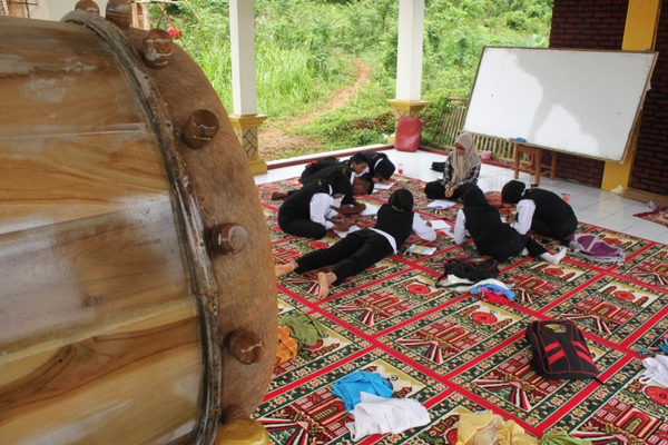 Siswa SMK Perbankan Taufiq Mubarok Belajar di Masjid