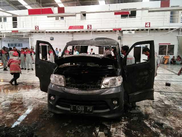 Sedang Ngelas, Mobil Luxio Tiba-tiba Terbakar di Jl Tuparev