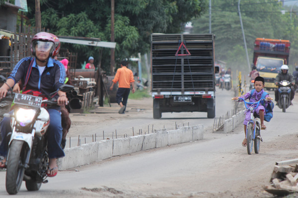 Kontraktornya Curang; Rangka Beton Jl Katiasa Cuma 1 Lapis, Trotoar di Jl Cipto Pakai Tanah Merah