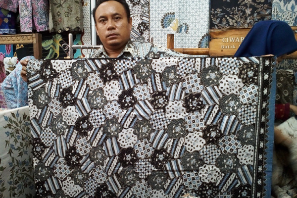 Kulit Jengkol dan Daun-daunan Jadi Bahan Baku Batik Tulis Ciwaringin