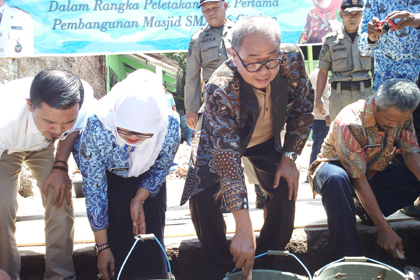 Kadisdik Letakkan Batu Pertama Masjid SMAN 6 Kota Cirebon