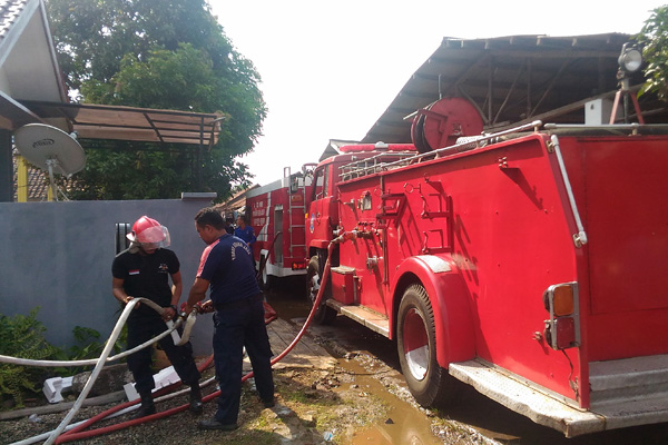 4 Mobil Damkar Turun, Padamkan 3 Rumah Terbakar di Plumbon