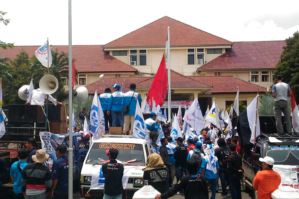 Buruh Cirebon Tolak PP Nomor 78/2015, Tuntut UMK Rp 2,4 Juta