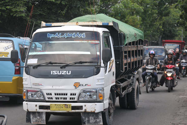 Jalan Cepat Rusak, Banyak Truk Langgar Tonase Dibiarkan