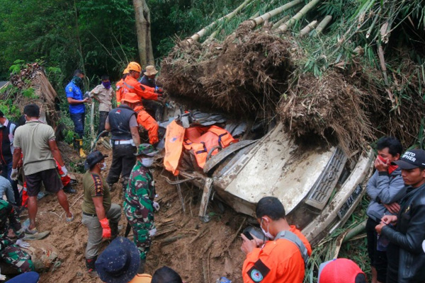 Mayat Sekeluarga dalam Mobil yang Tertimbun Longsor Sudah Membengkak