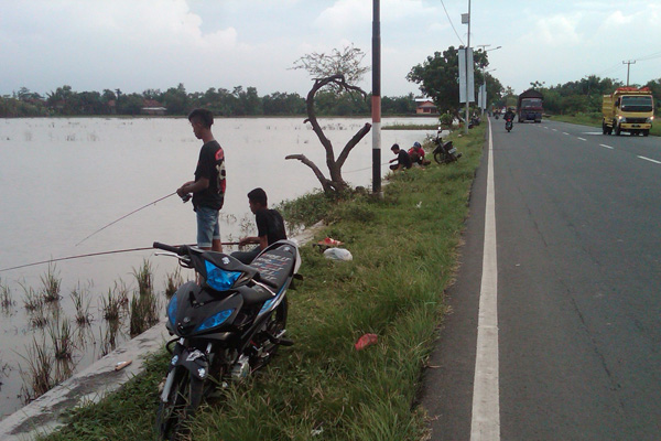 Sawah di Widasari Berubah Jadi Tempat Mancing