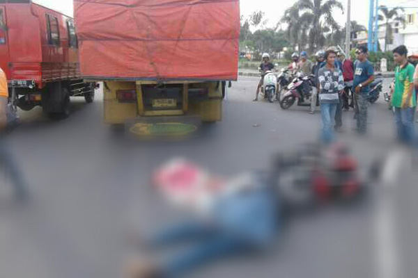 Saling Kebut, 1 Pengendara Motor Jatuh Lalu Terlindas Truk