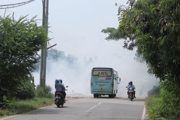 Asap Bakaran Sampah di Anjatan Ganggu Pengendara