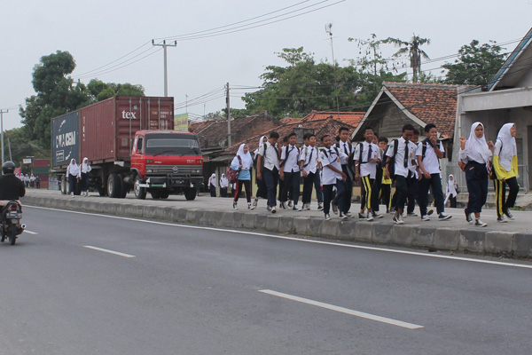 Tak Ada Trotoar, Siswa di Patrol Biasa Jalan di Median Jalan