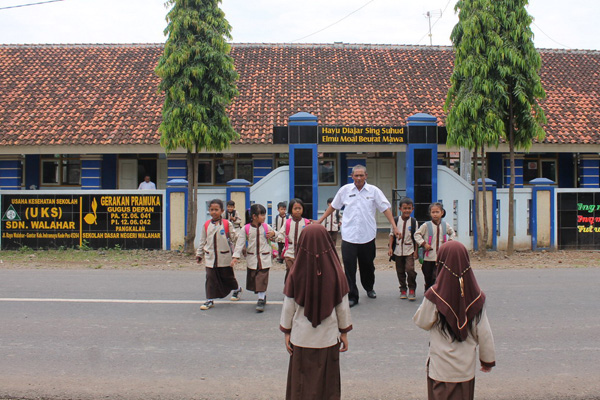 Guru Waswas, SDN Walahar Butuh Jembatan Penyeberangan