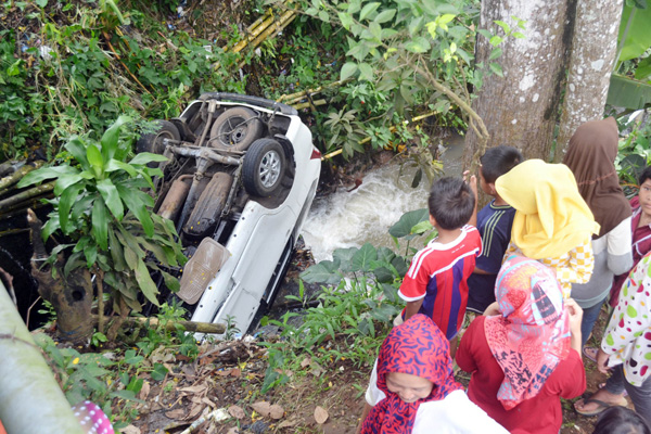 Avanza Masuk Jurang, Semua Penumpang Selamat