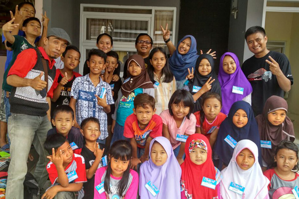 Jurnalis Hibur anak-anak Circle of Happiness