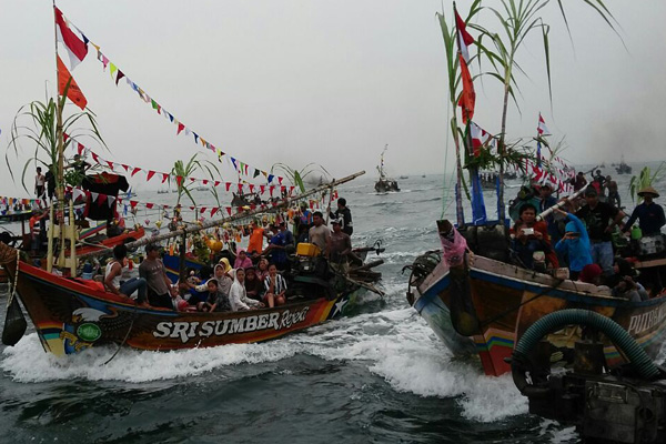 Ribuan Warga dan Nelayan Suranenggala Meriahkan Prosesi Pesta Laut