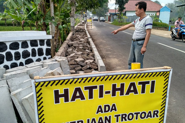 Diduga Dikerjakan Istri Pejabat, Proyek Trotoar Winduhaji Disoal