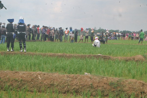 Bentrok, Warga Sukamulya Lawan Petugas Pengukuran Lahan untuk BIJB