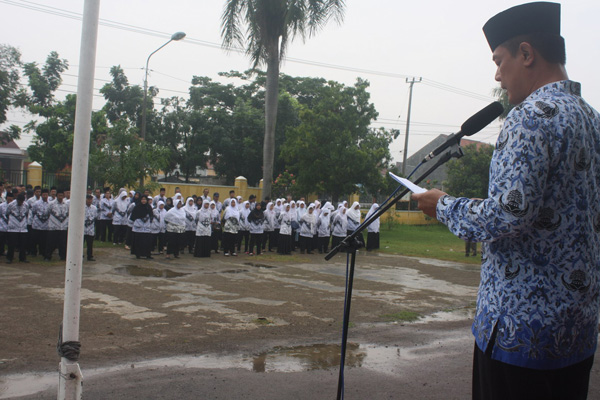 Salut! Upacara HUT Korpri Tetap Khidmat meski Diguyur Hujan