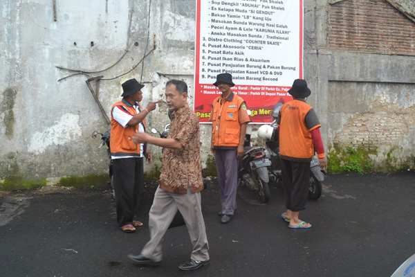 Pindah ke Pujasera, Juru Parkir  “Kesepian”